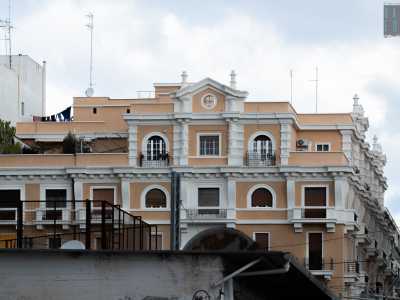 Sullo sfondo intanto si ergono il �barocco� Palazzo Noli, situato in via Dieta da Bari...